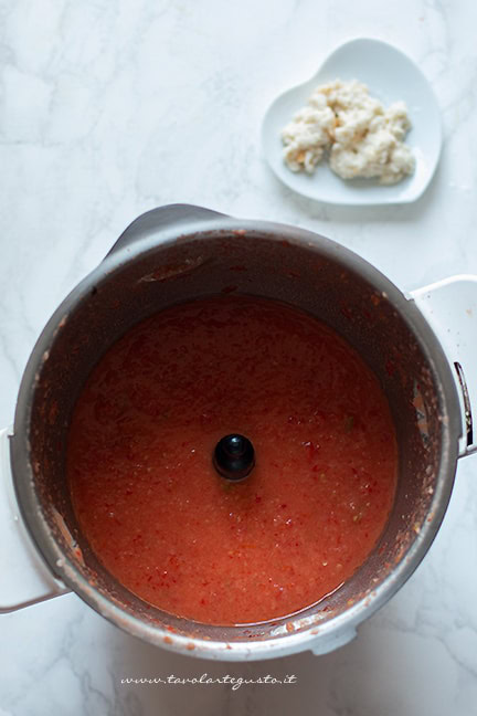 aggiungere il pane ammorbidito - Ricetta Gazpacho