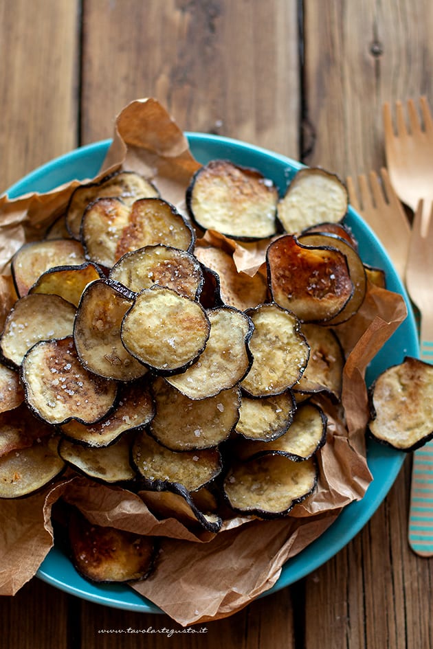 chips di melanzane al forno - Ricetta Chips di melanzane