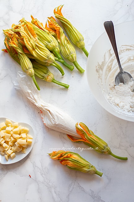 come farcire i fiori di zucca - Ricetta fiori di zucca ripieni - Ricetta di Tavolartegusto