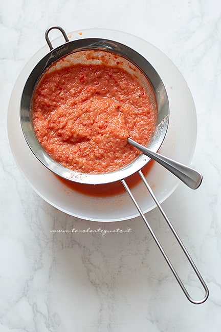 filtrare il gazpacho - Ricetta Gazpacho