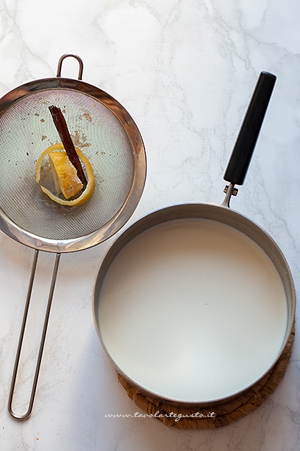 filtrare la cannella e la bucca di agrumi - Ricetta crema catalana