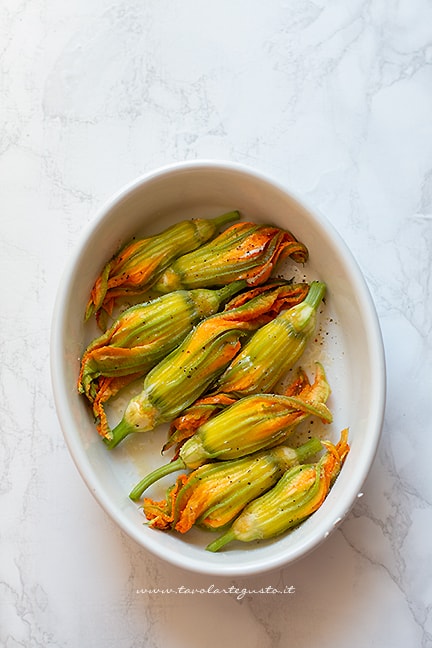 fiori di zucca ripieni al forno