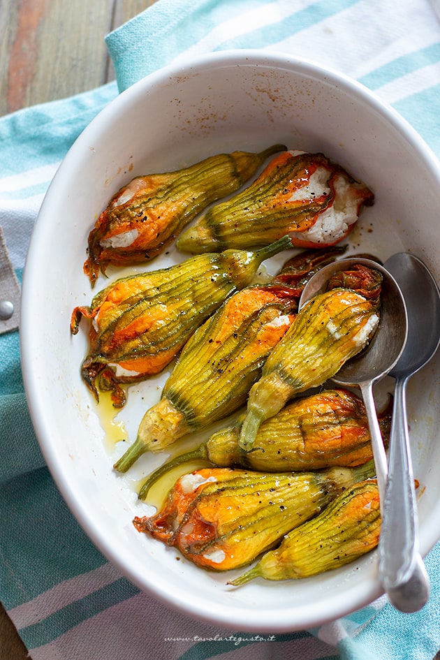 fiori di zucca ripieni ricotta e mozzarella - Ricetta fiori di zucca ripieni