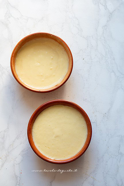 versare la crema nelle ciotole -Ricetta crema catalana