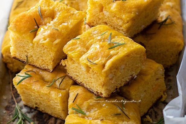 Focaccia alla zucca - Ricetta Focaccia alla zucca alta e soffice- - Ricetta di Tavolartegusto