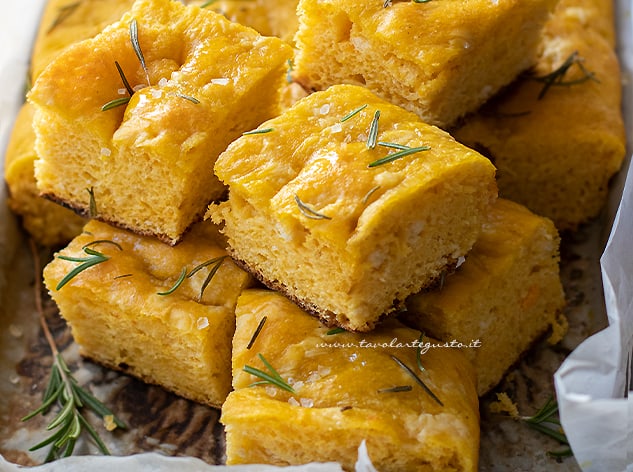 Focaccia alla zucca - Ricetta Focaccia alla zucca alta e soffice-