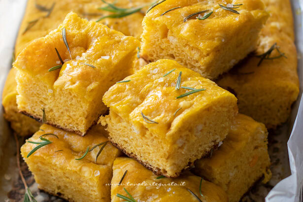 Focaccia alla zucca - Ricetta Focaccia alla zucca alta e soffice