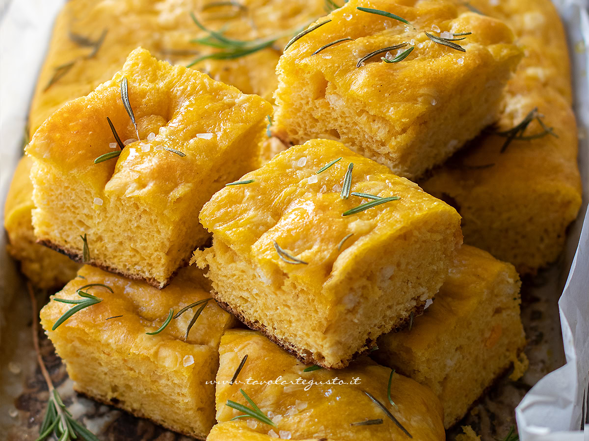 Focaccia alla zucca - Ricetta Focaccia alla zucca alta e soffice