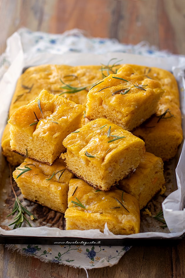 Focaccia alla zucca - Ricetta Focaccia alla zucca alta e soffice