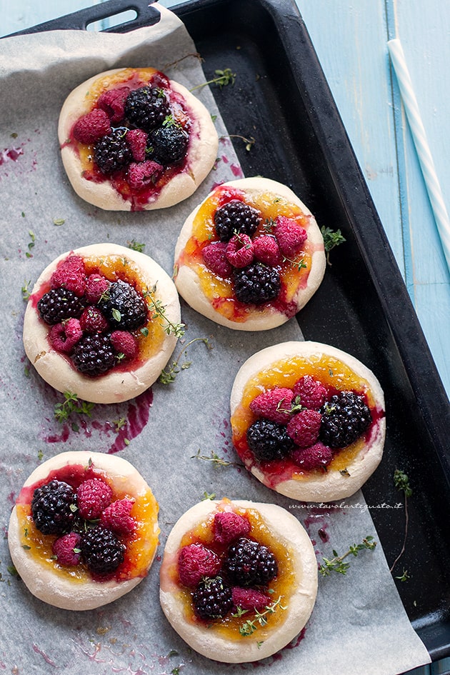 Focaccine dolci con frutta e marmellata - Ricetta focaccine dolci