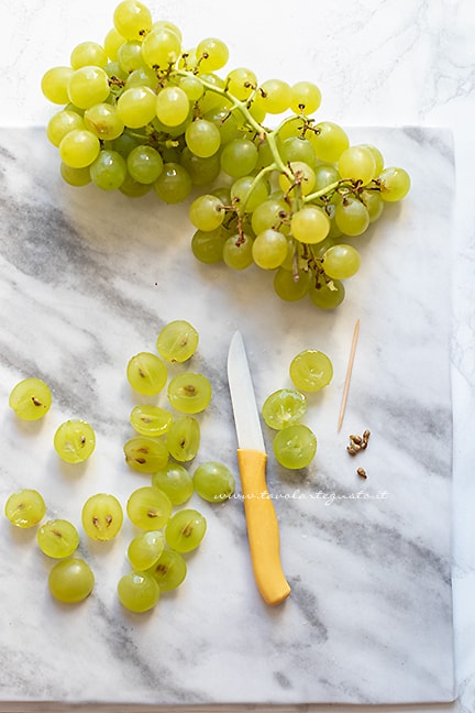 dividere a metà di acini di uva - Ricetta Crostata di uva