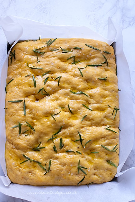 focaccia con la zucca pronta da infornare