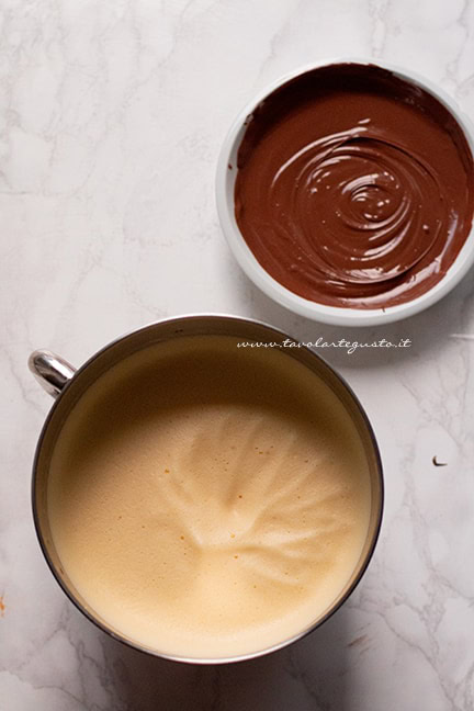montare le uova - Ricetta torta alla nutella
