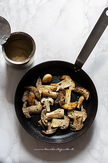 preparare i porcini e frullare in crema - Ricetta Risotto con funghi