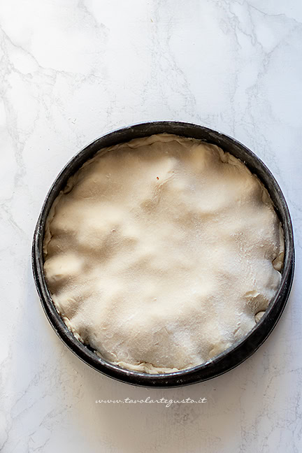 richiudere la Tart tatin con la pasta brisèe