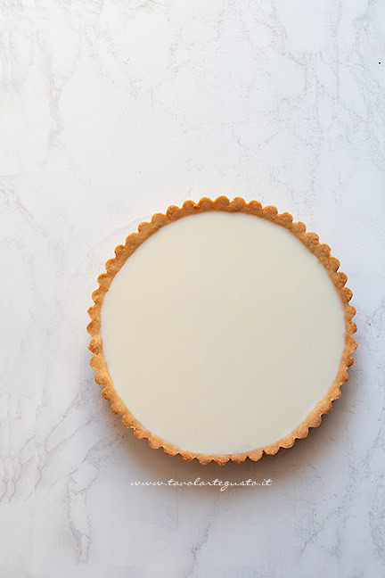 versare la panna cotta nel guscio di frolla - Ricetta Crostata con panna cotta