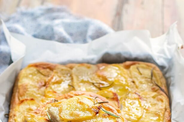 Focaccia con patate - ricetta con le patate sopra