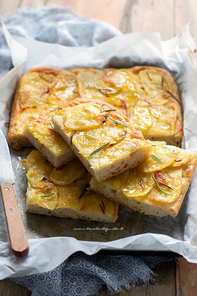 Focaccia con patate - ricetta con le patate sopra