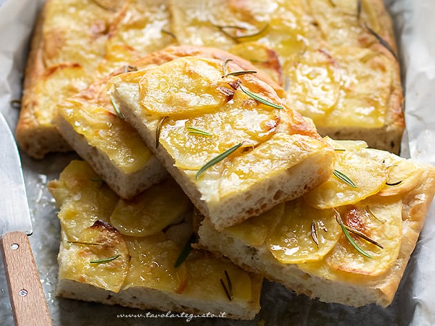 Focaccia con patate - ricetta con le patate sopra