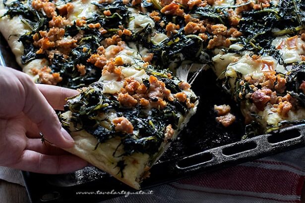 Pizza con cicoria - Ricetta Pizza con cicoria e salsiccia