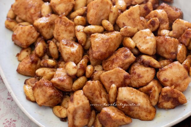 Pollo alle mandorle - Ricetta pollo alle mandorle