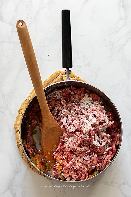 aggiungere la carne macinata al soffritto - Ricetta ragu bianco
