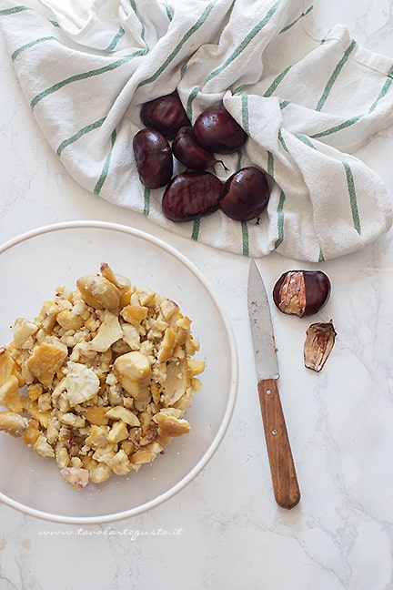 lessare e sbucciare le castagne - Torta di castagne - Ricetta Torta di castagne - Ricetta di Tavolartegusto