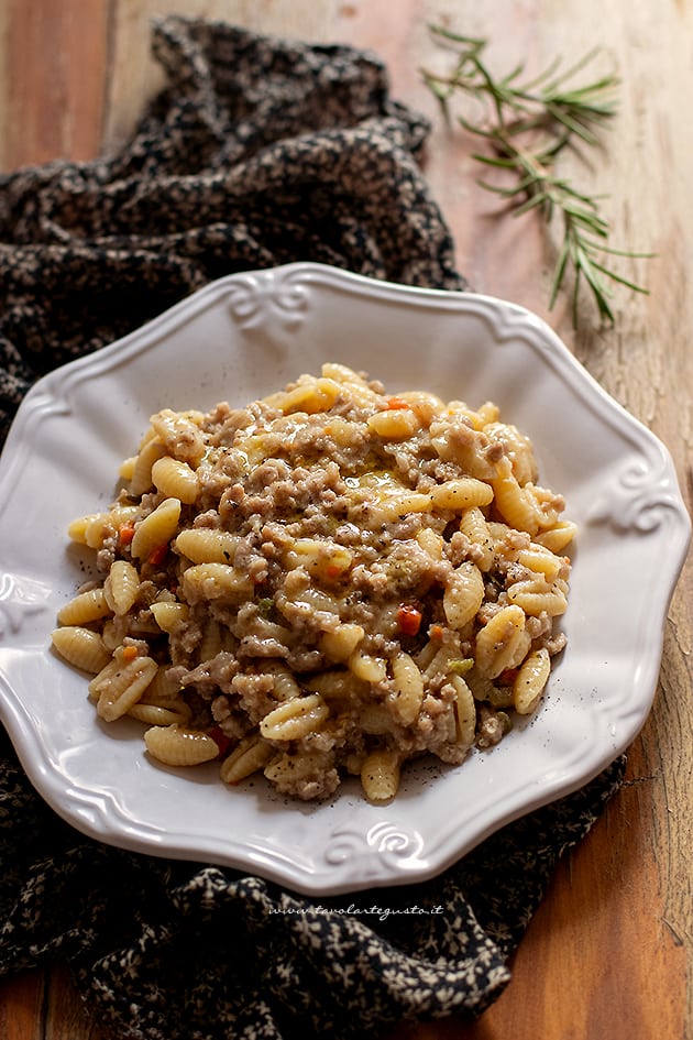 pasta con ragu bianco - Ricetta ragu bianco - Ricetta di Tavolartegusto