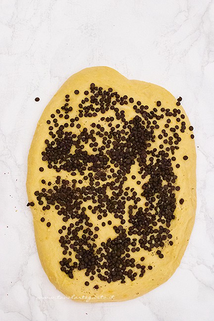 aggiungere le gocce di cioccolato nell'impasto - Ricetta Panettone al cioccolato