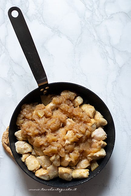 aggiungere le mele stufate - Ricetta Pollo alle mele