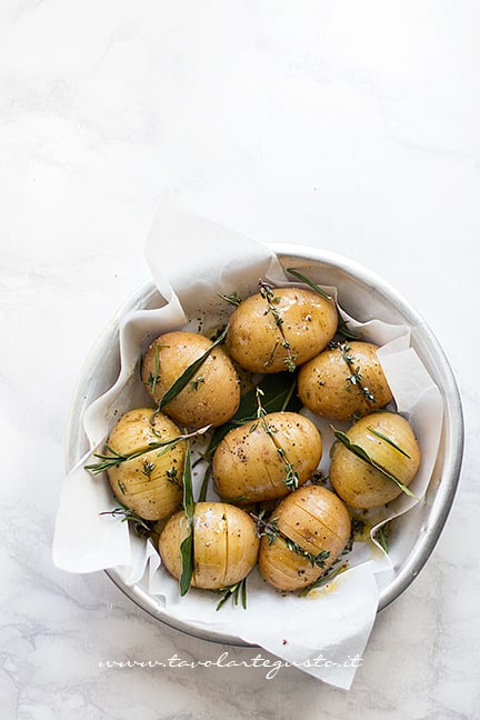 farcire con aromi - Ricetta Patate Hasselback - Ricetta di Tavolartegusto