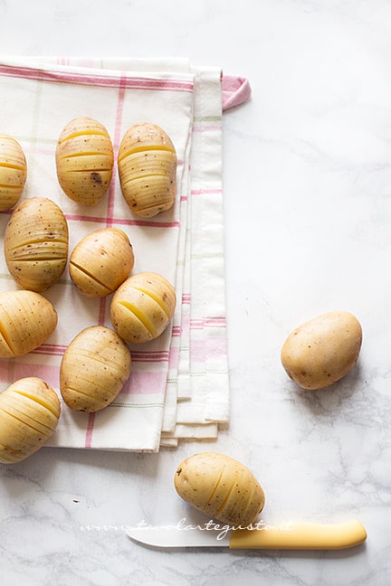 fare i tagli sulla superficie - Ricetta Patate Hasselback - Ricetta di Tavolartegusto