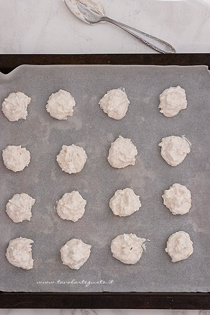 formare i biscotti brutti ma buoni con un cucchiaio