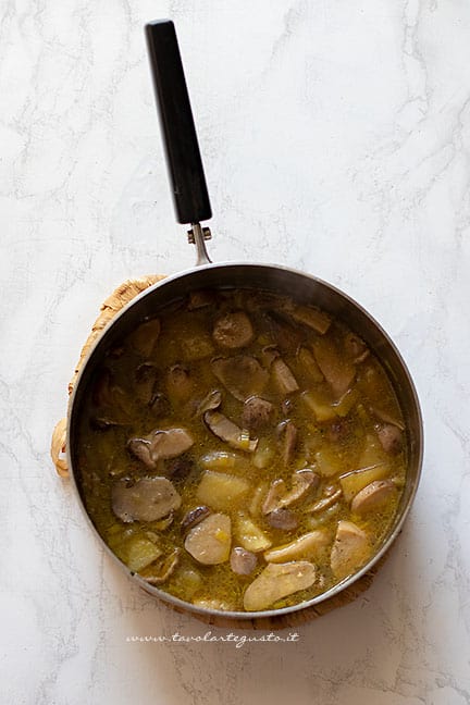 funghi, patate e porri in pentola - Ricetta Vellutata di funghi