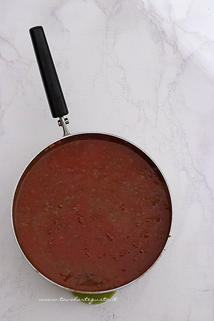 Aggiungere la passata di pomdoro - Ricetta Ragu alla bolognese - Ricetta di Tavolartegusto