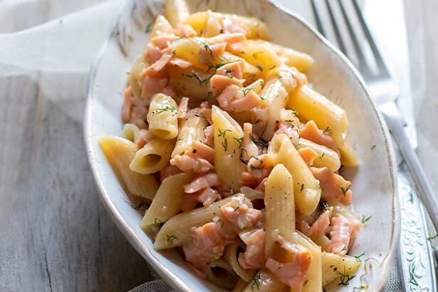 Pasta al salmone - Ricetta Pasta al salmone - Ricetta di Tavolartegusto