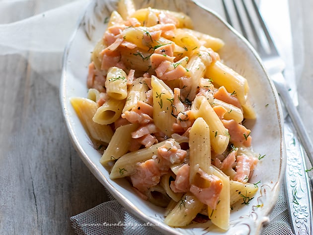 Pasta al salmone cremosa (senza panna!) la Ricetta veloce e golosissima!