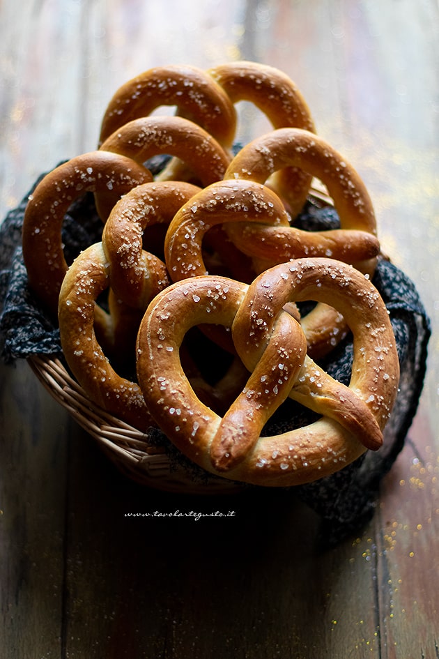 Pretzel - Brezel - Ricetta Brezel- - Ricetta di Tavolartegusto