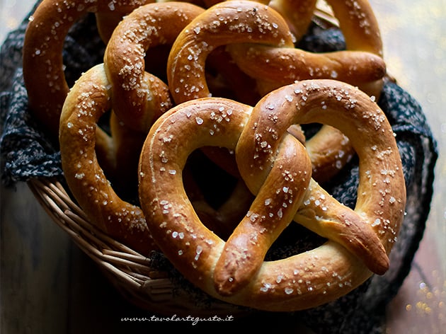 Pretzel - Brezel - Ricetta Brezel - Ricetta di Tavolartegusto