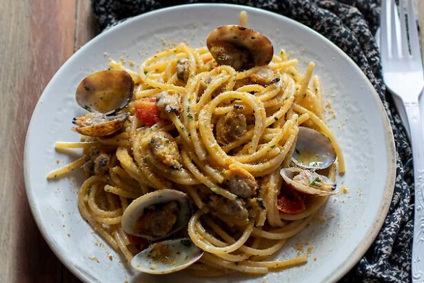Spaghetti vongole e bottarga - Ricetta Spaghetti vongole e bottarga - Ricetta di Tavolartegusto