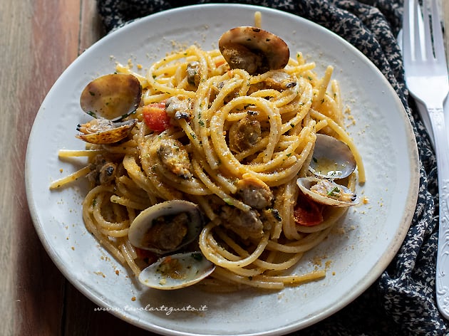 Spaghetti vongole e bottarga - Ricetta Spaghetti vongole e bottarga