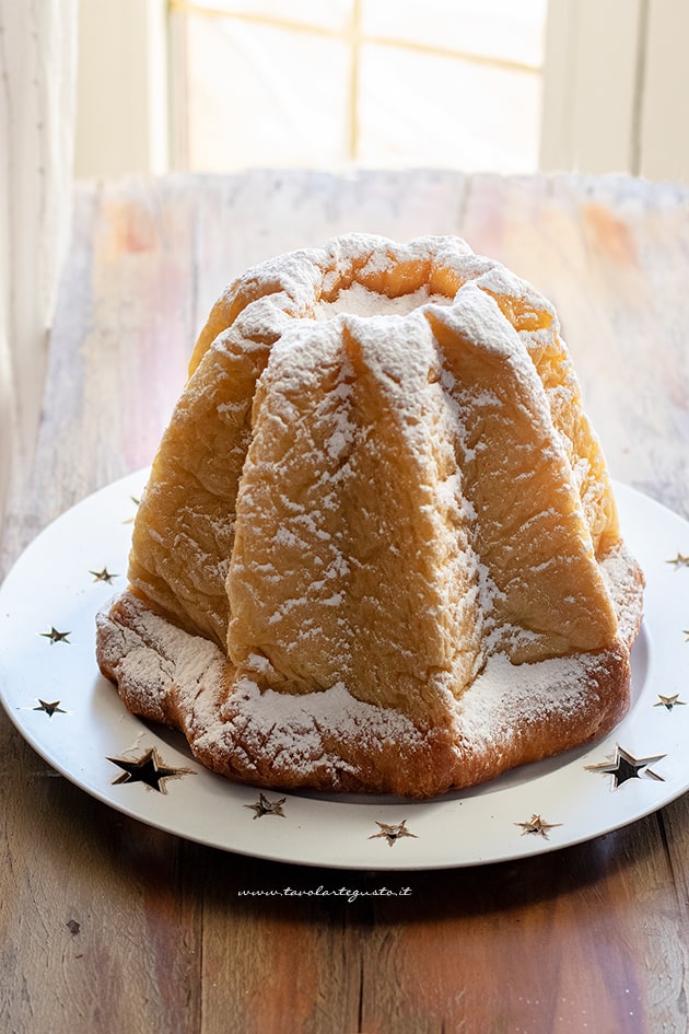 Spolverare di zucchero a velo - Ricetta Pandoro fatto in casa