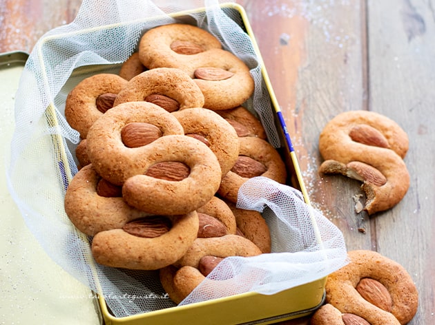 Dolci Tipici Napoletani Di Natale.Susamielli Dolci Natalizi Napoletani La Ricetta Originale