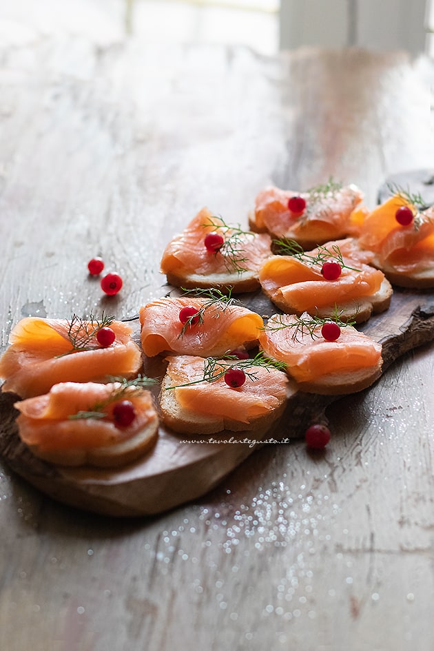 Tartine al salmone - Ricetta Tartine al salmone-