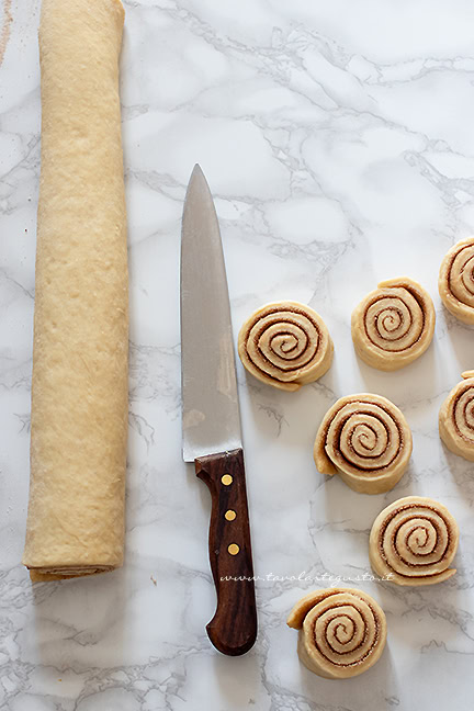 affettare le girelle alla cannella - Ricetta Cinnamon rolls