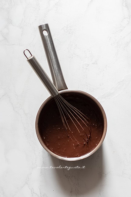 aggiungere il latte -mescolare le polveri - Ricetta Cioccolata calda