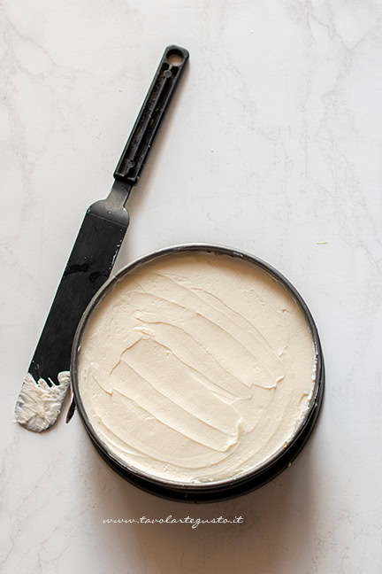 assemblare i savoiardi con crema al mascarpone - Ricetta Torta Tiramisù - Ricetta di Tavolartegusto