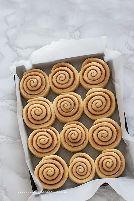 cinnamon buns pronti da cuocere