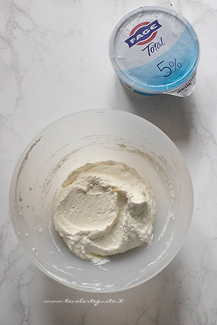 crema allo yogurt e cocco - Ricetta Crostata di pandoro