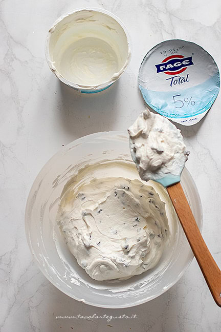 crema allo yogurt e gocce di cioccolato- Ricetta panettone farcito - Ricetta di Tavolartegusto